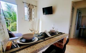 una mesa con platos y vasos encima en Dominican Dream Apartments, en Punta Cana
