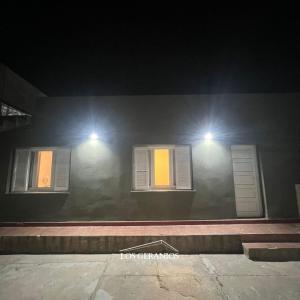 dos ventanas en un edificio con luces encendidas en Los Geranios Apart en Villa Cubas