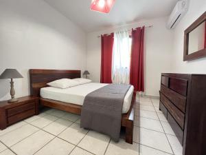 A bed or beds in a room at Chambres d'hôtes à la Villa Lyse