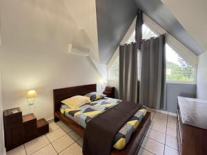 A bed or beds in a room at Chambres d'hôtes à la Villa Lyse
