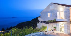 une maison sur une colline avec une piscine dans l'établissement Comfort Zovko, à Mlini