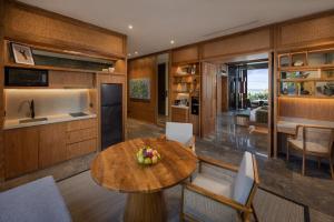 Sumitra Luxury Villas & Resort by Pramana的厨房或小厨房
