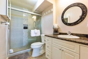 Uma casa de banho em Hale Ono Loa 114- Ground floor partial ocean view gem
