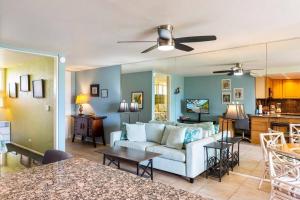 Uma área de estar em Hale Ono Loa 114- Ground floor partial ocean view gem