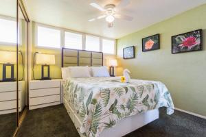 Uma cama ou camas num quarto em Hale Ono Loa 114- Ground floor partial ocean view gem