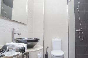 La salle de bains blanche est pourvue d'un lavabo et de toilettes. dans l'établissement Monteftur, à Montefrío