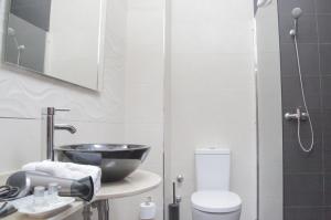 Un baño blanco con lavabo e inodoro. en Monteftur, en Montefrío 6 fotos más