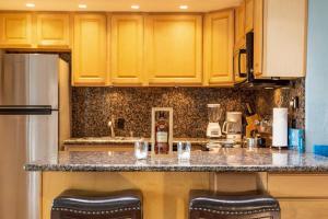 A cozinha ou kitchenette de Hale Ono Loa 114- Ground floor partial ocean view gem
