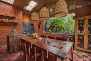 una sala da pranzo con un grande tavolo in legno e sedie di TALACÀ Homestay a Sa Pa