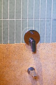 um lavatório de casa de banho com uma torneira e uma chave inglesa em De Hué em Hue