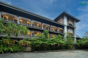 古瓦哈提Mayfair Spring Valley Resort Guwahati的植物建筑的外部景观
