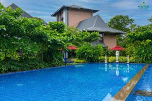 Mayfair Spring Valley Resort Guwahati内部或周边的泳池