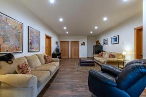 ein Wohnzimmer mit 2 Sofas und einem Sofa in der Unterkunft Canyon Ridge Lodge in Golden