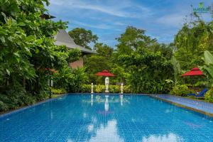 Mayfair Spring Valley Resort Guwahati内部或周边的泳池