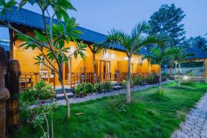 una casa con palme nel cortile di Ba Bar Cottage Penida a Nusa Penida
