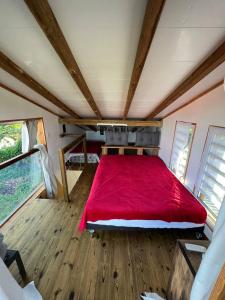 una cama en el medio de una casa pequeña en TINY HOUSE avec vues en Capesterre-Belle-Eau