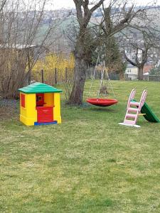 un parco giochi con due attrezzature per giocare in un cortile di Ferienwohnung über Greiz a Greiz