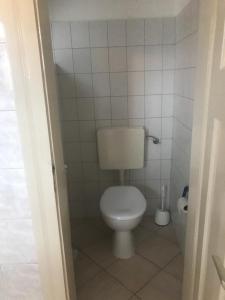 Habitación con suelo de baldosa y baño con aseo. en Ferienwohnung über Greiz en Greiz