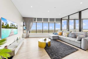 uma sala de estar com um sofá e uma mesa em Amazing city view high level Apt em Sydney