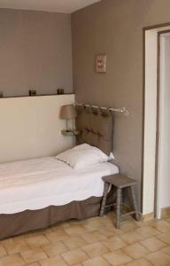 
A bed or beds in a room at La Maison Orange 2
