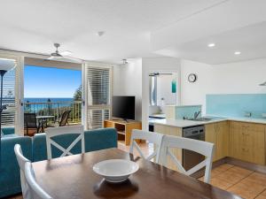 een keuken en een woonkamer met een tafel en stoelen bij Mariner Shores Club in Gold Coast