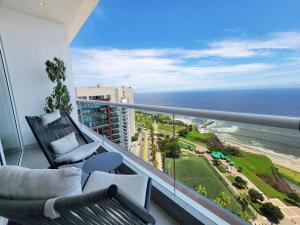 balcón con vistas al océano en Penthouse Waterfront Private Pool, en Lima