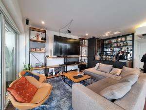 sala de estar con 2 sofás y TV de pantalla plana en Penthouse Waterfront Private Pool, en Lima
