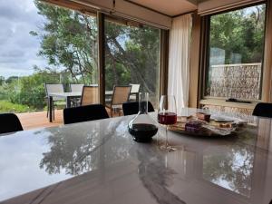 mesa de comedor con 2 copas de vino en Cape Schanck Golf and Ocean Views Holiday Villa, en Cape Schanck
