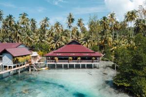 una vista aerea di un resort sull'acqua con palme di À La Koh Kood Resort a Ko Kood