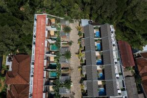 una vista aérea de un edificio de apartamentos con plantas en Villa Bulan Bali, en Jimbaran