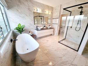 Bilik mandi di Rosalynda- Luxury Beachfront 3 BR Townhouse