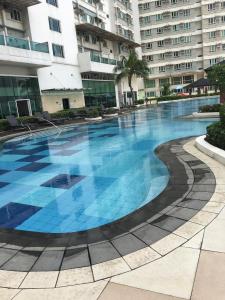 una grande piscina al centro di un edificio di Sunset View1 - Maldives -The Beacon, Makati a Manila