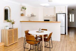 cocina y comedor con mesa y sillas en Spacious Two-Bedroom Retreat, en Ipswich