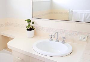 Ένα μπάνιο στο Spacious Two-Bedroom Retreat +18 φωτογραφίες