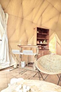 een kamer met een tafel en stoelen in een tent bij FARMGLAMP in Balneario Buenos Aires