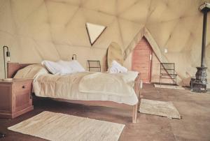 a bedroom with a large bed in a tent at FARMGLAMP in Balneario Buenos Aires