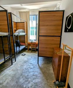 Двуетажно легло или двуетажни легла в стая в Meow! Marcia Youth Hostel