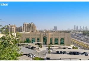 een groot gebouw met een parkeerplaats voor een stad bij bnbmehomes - Access to Madinat Jumeirah Living - 404 in Dubai