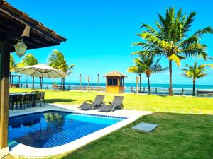 une villa avec une piscine à côté de la plage dans l'établissement Casa à Beira Mar, Pé na Areia, Tipo Bangalô, Piscina Privativa, Muro Alto, Porto de Galinhas PE, à Porto de Galinhas