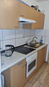 a kitchen with a stove and a counter top at Gästezimmer Lea mit Gemeinschaftsbad in Hausbreitenbach