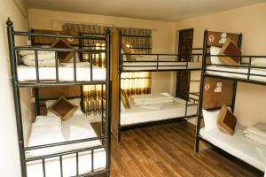 ein Zimmer mit vielen Etagenbetten in der Unterkunft Kathmandu Peace Hotel in Kathmandu