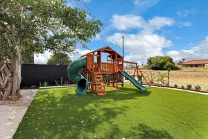 Un parque infantil con un tobogán en un patio en Family/Pet friendly home-Redlands-CA, en Redlands