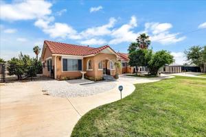 una casa con un patio con entrada en Family/Pet friendly home-Redlands-CA, en Redlands