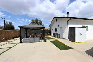 a building with a pavilion in a yard at Secluded & Quiet Guest House-Cherry Valley-Morongo in Cherry Valley