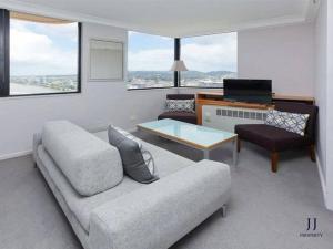 - un salon avec un canapé et une table dans l'établissement CBD 1 Bed Apt with Riverview and Parking, à Brisbane