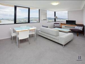 - un salon avec un canapé et une table dans l'établissement CBD 1 Bed Apt with Riverview and Parking, à Brisbane