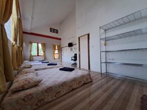 ein großes Schlafzimmer mit einem großen Bett und einem großen in der Unterkunft Homestay Setiabudi in Bandung