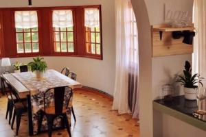 uma cozinha e sala de jantar com mesa e cadeiras em Ullasa house - Inolvidables vistas panorámicas del mar em Vilagarcía de Arousa