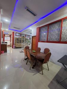 - une salle à manger avec une table et des chaises dans l'établissement Homestay Setiabudi, à Bandung