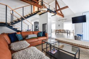 利普托斯基米库拉斯Demanova 157的客厅里有一张沙发和一张桌子。